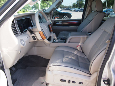 lincoln navigator 2007 silver suv gasoline 8 cylinders 4 wheel drive automatic with overdrive 76011