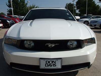 ford mustang 2011 white coupe gt premium 8 cylinders automatic 76011