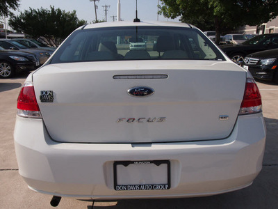 ford focus 2010 white sedan se 4 cylinders automatic with overdrive 76011