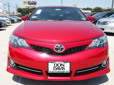 toyota camry 2012 red sedan se 4 cylinders automatic 76011