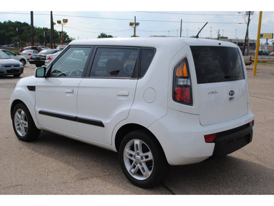 kia soul 2010 white hatchback ! gasoline 4 cylinders front wheel drive automatic with overdrive 77532