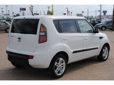kia soul 2010 white hatchback ! gasoline 4 cylinders front wheel drive automatic with overdrive 77532