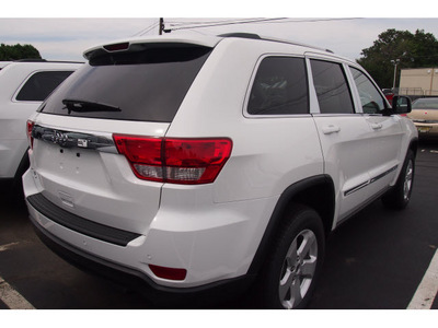 jeep grand cherokee 2013 white suv laredo gasoline 6 cylinders 4 wheel drive 5 spd automatic 07730