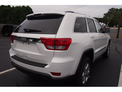 jeep grand cherokee 2013 white suv laredo gasoline 6 cylinders 4 wheel drive 5 spd automatic 07730