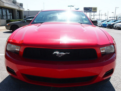 ford mustang 2011 red coupe v6 gasoline 6 cylinders rear wheel drive automatic 76011