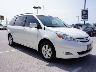 toyota sienna 2009 tan van xle gasoline 6 cylinders front wheel drive automatic 76011