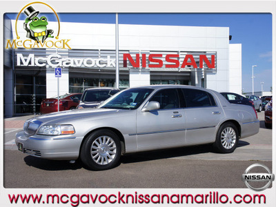 lincoln town car 2004 gray sedan signature gasoline 8 cylinders rear wheel drive automatic 79119