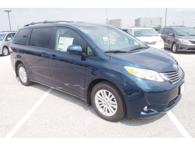 toyota sienna 2012 dk  green van xle 8 passenger gasoline 6 cylinders front wheel drive automatic 77074