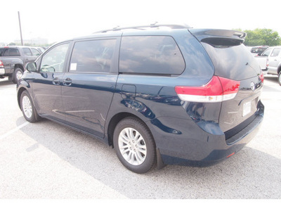 toyota sienna 2012 dk  green van xle 8 passenger gasoline 6 cylinders front wheel drive automatic 77074