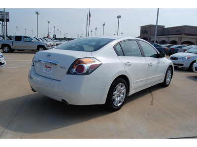 nissan altima 2011 white sedan 2 5 s gasoline 4 cylinders front wheel drive automatic with overdrive 77656