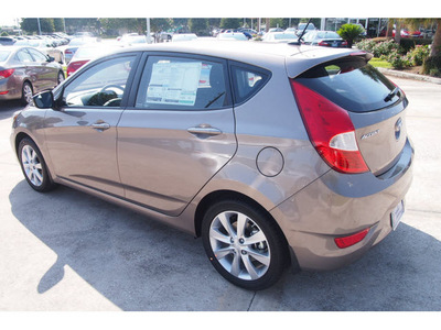 hyundai accent 2013 brown hatchback se gasoline 4 cylinders front wheel drive 6 speed manual 77074