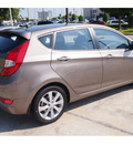 hyundai accent 2013 brown hatchback se gasoline 4 cylinders front wheel drive 6 speed manual 77074