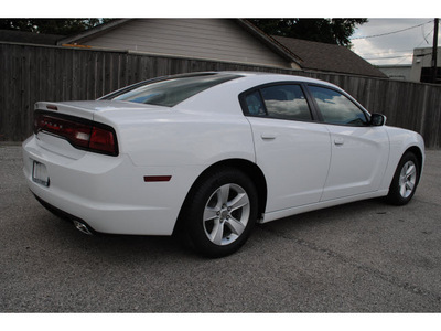 dodge charger 2012 white sedan se gasoline 6 cylinders rear wheel drive automatic 77017