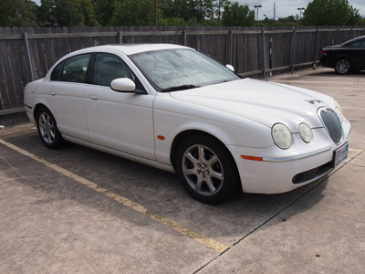 jaguar s type 2005 white sedan 4 2 gasoline 8 cylinders rear wheel drive automatic 77090