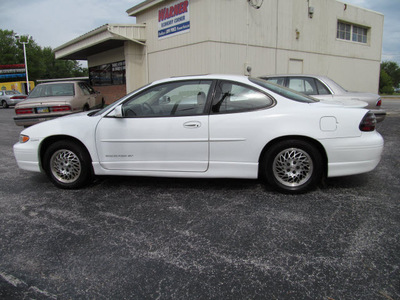 pontiac grand prix 1997 white coupe gt gasoline v6 front wheel drive automatic 45840