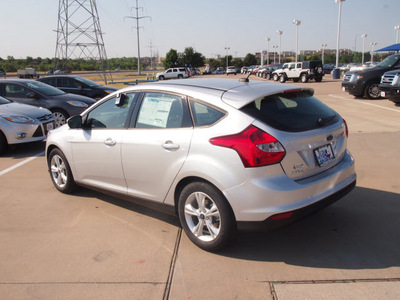 ford focus 2012 silver hatchback se flex fuel 4 cylinders front wheel drive automatic 76108
