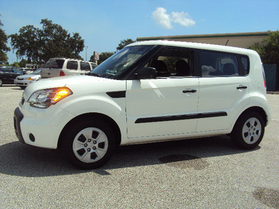 kia soul 2011 white hatchback gasoline 4 cylinders front wheel drive 5 speed manual 32901