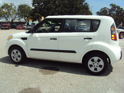 kia soul 2011 white hatchback gasoline 4 cylinders front wheel drive 5 speed manual 32901
