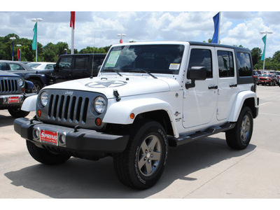 jeep wrangler unlimited 2012 white suv freedom edition gasoline 6 cylinders 4 wheel drive 6 speed manual 77388