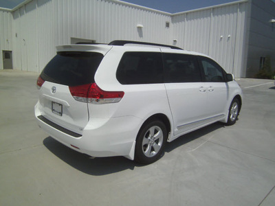 toyota sienna 2012 white van le 8 passenger gasoline 6 cylinders front wheel drive automatic 75569