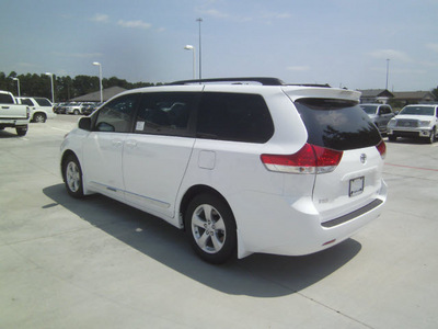 toyota sienna 2012 white van le 8 passenger gasoline 6 cylinders front wheel drive automatic 75569