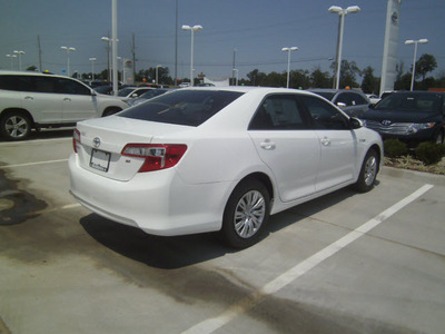toyota camry 2012 white sedan l gasoline 4 cylinders front wheel drive automatic 75569