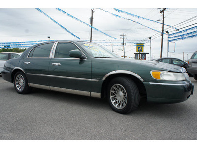 lincoln town car 2001 green sedan signature gasoline 8 cylinders rear wheel drive automatic 78654