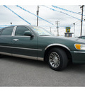 lincoln town car 2001 green sedan signature gasoline 8 cylinders rear wheel drive automatic 78654