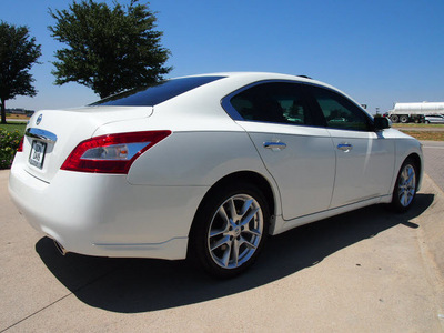 nissan maxima 2011 white sedan 3 5 s gasoline 6 cylinders front wheel drive automatic 76018