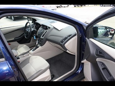 ford focus 2012 dk  blue sedan se flex fuel 4 cylinders front wheel drive 6 speed automatic 75142