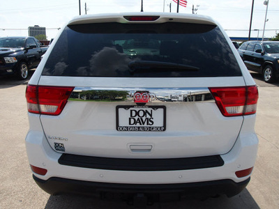 jeep grand cherokee 2013 white suv laredo gasoline 6 cylinders 2 wheel drive automatic 76011