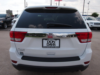 jeep grand cherokee 2013 white suv laredo gasoline 6 cylinders 4 wheel drive automatic 76011