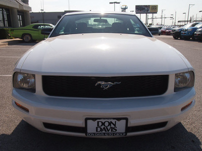 ford mustang 2009 white coupe v6 deluxe gasoline 6 cylinders rear wheel drive 5 speed manual 76011