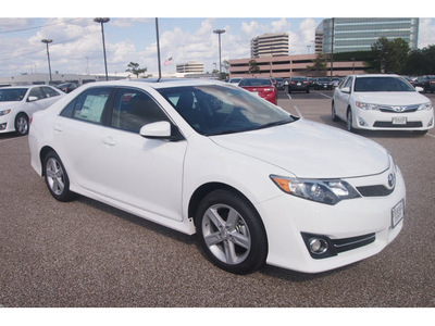 toyota camry 2012 white sedan se gasoline 4 cylinders front wheel drive automatic 77074