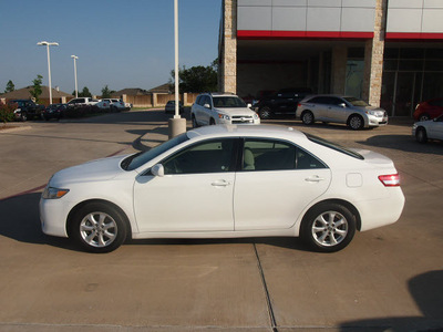 toyota camry 2011 white sedan le gasoline 4 cylinders front wheel drive automatic 76049