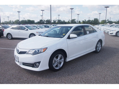 toyota camry 2012 white sedan se gasoline 4 cylinders front wheel drive automatic 77074