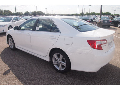 toyota camry 2012 white sedan se gasoline 4 cylinders front wheel drive automatic 77074
