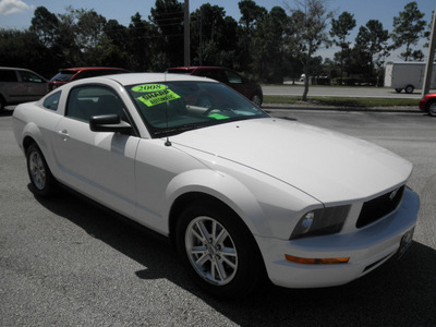 ford mustang 2008 white coupe v6 deluxe gasoline 6 cylinders rear wheel drive automatic 32783