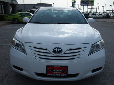 toyota camry 2008 white sedan le gasoline 4 cylinders front wheel drive automatic 76011