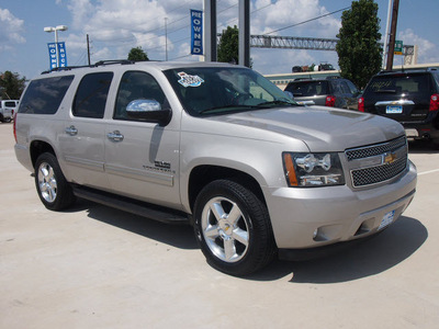 chevrolet suburban 2009 beige suv texas edition flex fuel 8 cylinders 2 wheel drive 3 speed 77304