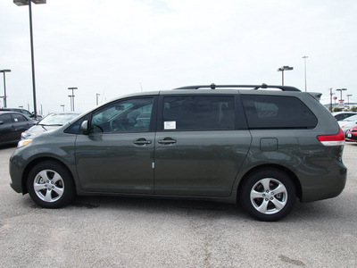 toyota sienna 2012 green van le 8 passenger gasoline 6 cylinders front wheel drive automatic 76011