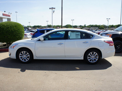 nissan altima 2013 white sedan 2 5 s gasoline 4 cylinders front wheel drive cont  variable trans  75150