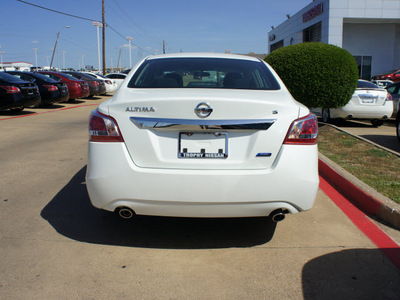 nissan altima 2013 white sedan 2 5 s gasoline 4 cylinders front wheel drive cont  variable trans  75150