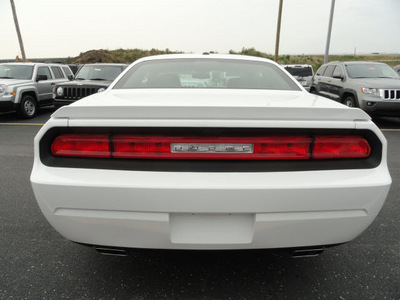 dodge challenger 2013 white coupe r t gasoline 8 cylinders rear wheel drive automatic 60915