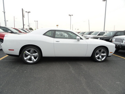 dodge challenger 2013 white coupe r t gasoline 8 cylinders rear wheel drive automatic 60915