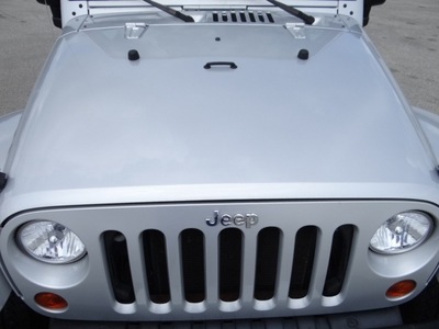 jeep wrangler unlimited 2009 silver suv sahara gasoline 6 cylinders 4 wheel drive 77388