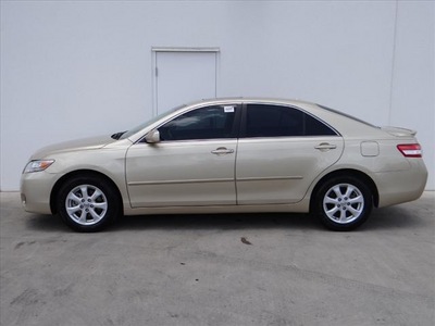 toyota camry 2011 sand sedan le gasoline 4 cylinders front wheel drive automatic 78577