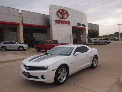 chevrolet camaro 2012 white coupe lt gasoline 6 cylinders rear wheel drive automatic 76049