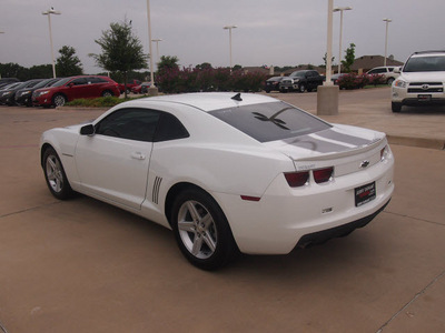 chevrolet camaro 2012 white coupe lt gasoline 6 cylinders rear wheel drive automatic 76049