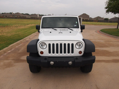 jeep wrangler unlimited 2011 white suv sport gasoline 6 cylinders 4 wheel drive automatic 76049